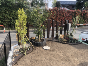 作業途中。花壇作成。