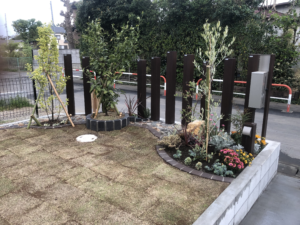 芝生を敷いて、完成。